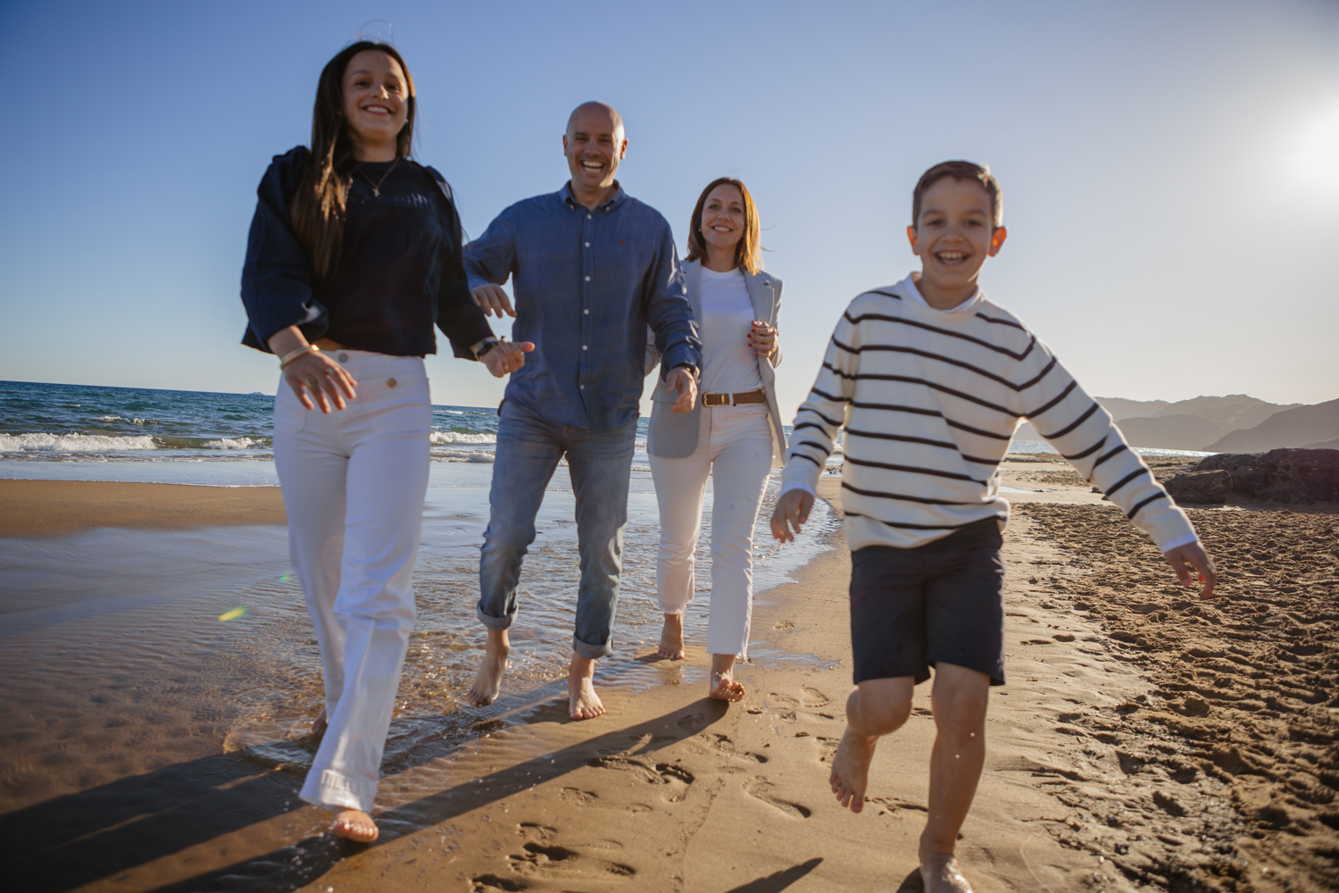 Familia paseando por la orilla de la playa en Cartagena